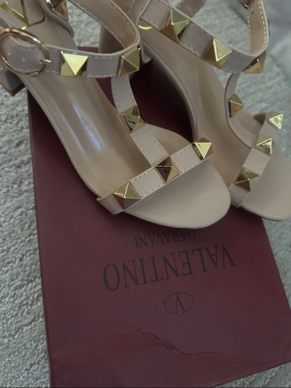 Curated Luxury Blush Patent T-Strap Sandals with Gold Studs - Picture 5 of 6